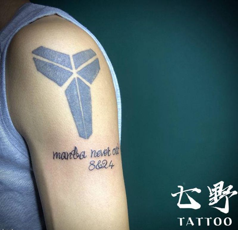 小花体一枚纹身图片_手臂花体字纹身图案