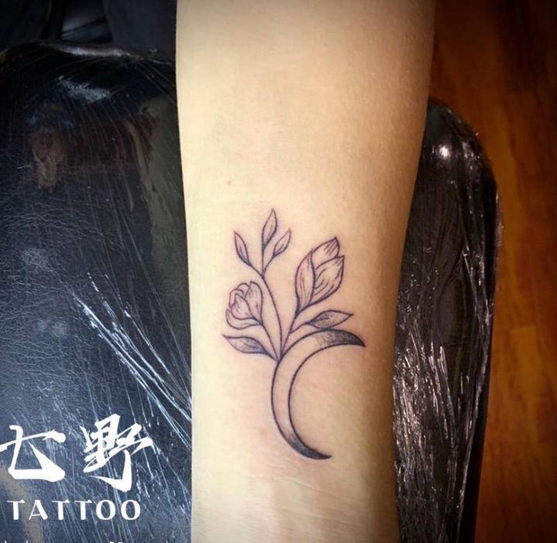 月牙儿花开纹身图片_手臂纹身图案