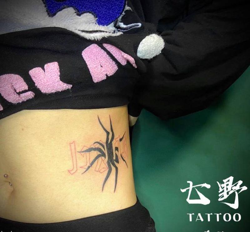 顾客自带图纹身图片_腰部纹身图案