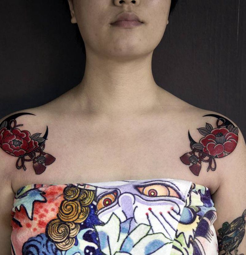 日式双肩花纹身图片_肩部老传统纹身图案