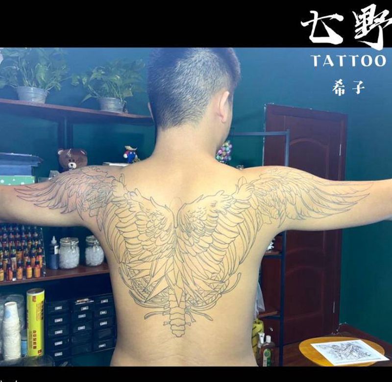 翅膀纹身图片_背部纹身图案