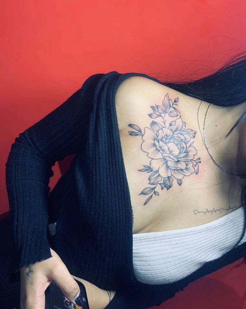 素花纹身图片_胸部点刺纹身图案