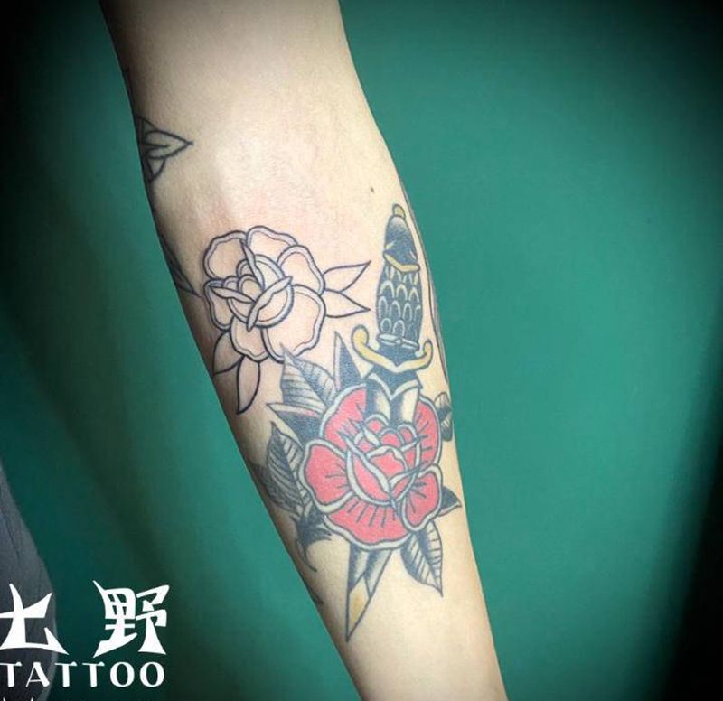 old school小花纹身图片_手臂Old School纹身图案