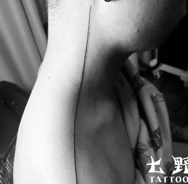 极简主义纹身图片_肩部纹身图案