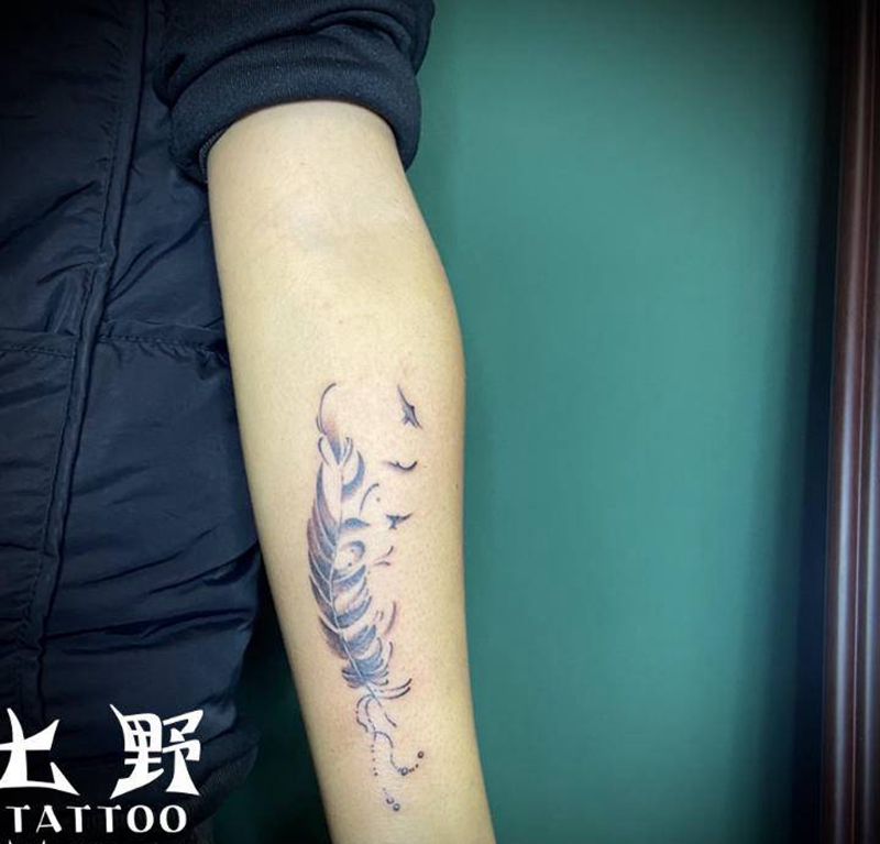 羽毛纹身图片_手臂纹身图案