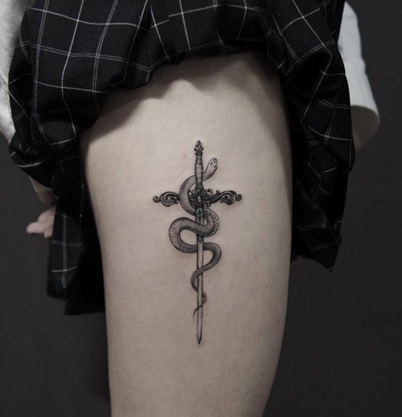 蛇纹身图片_腿部纹身图案