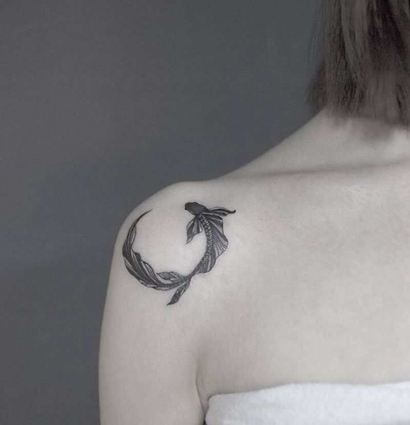 鱼纹身图片_肩部纹身图案