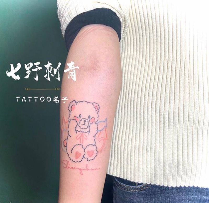 粉嫩小熊纹身图片_手臂纹身图案