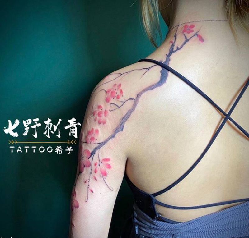 一株梅花纹身图片_手臂纹身图案