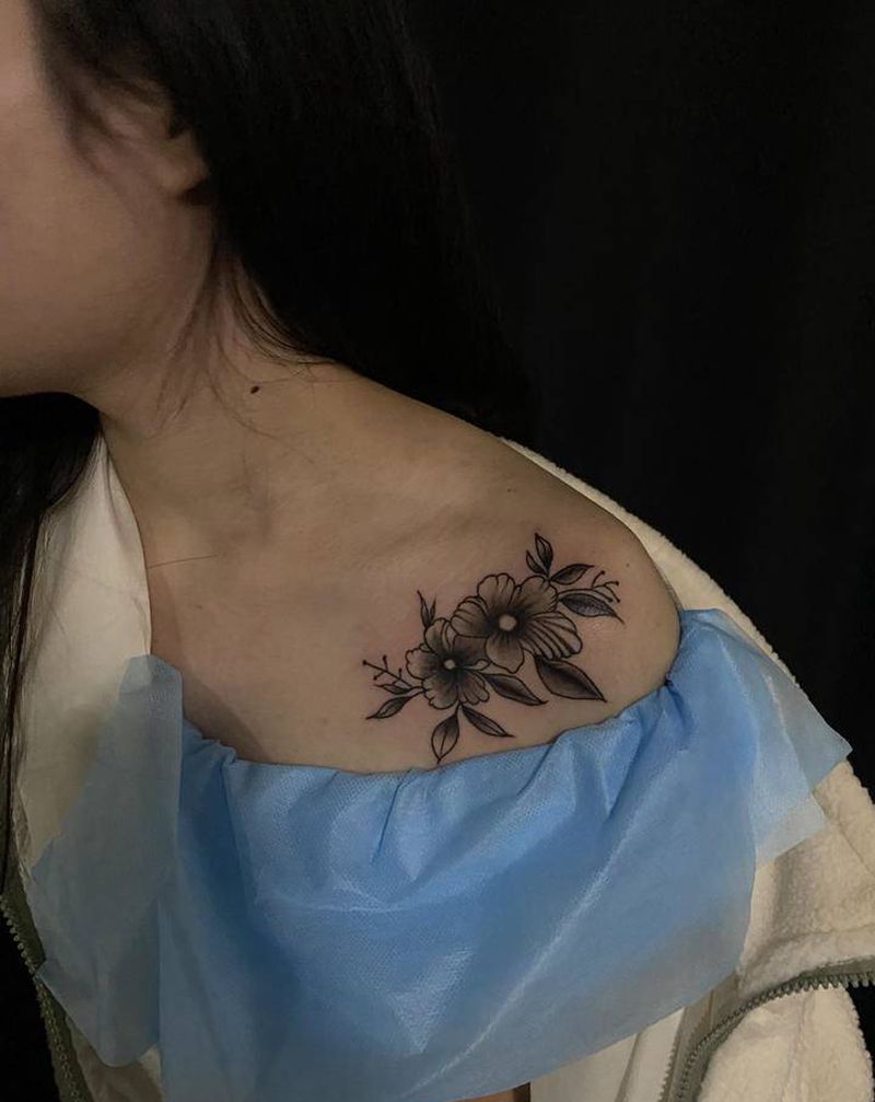 素花纹身图片_肩部新传统纹身图案