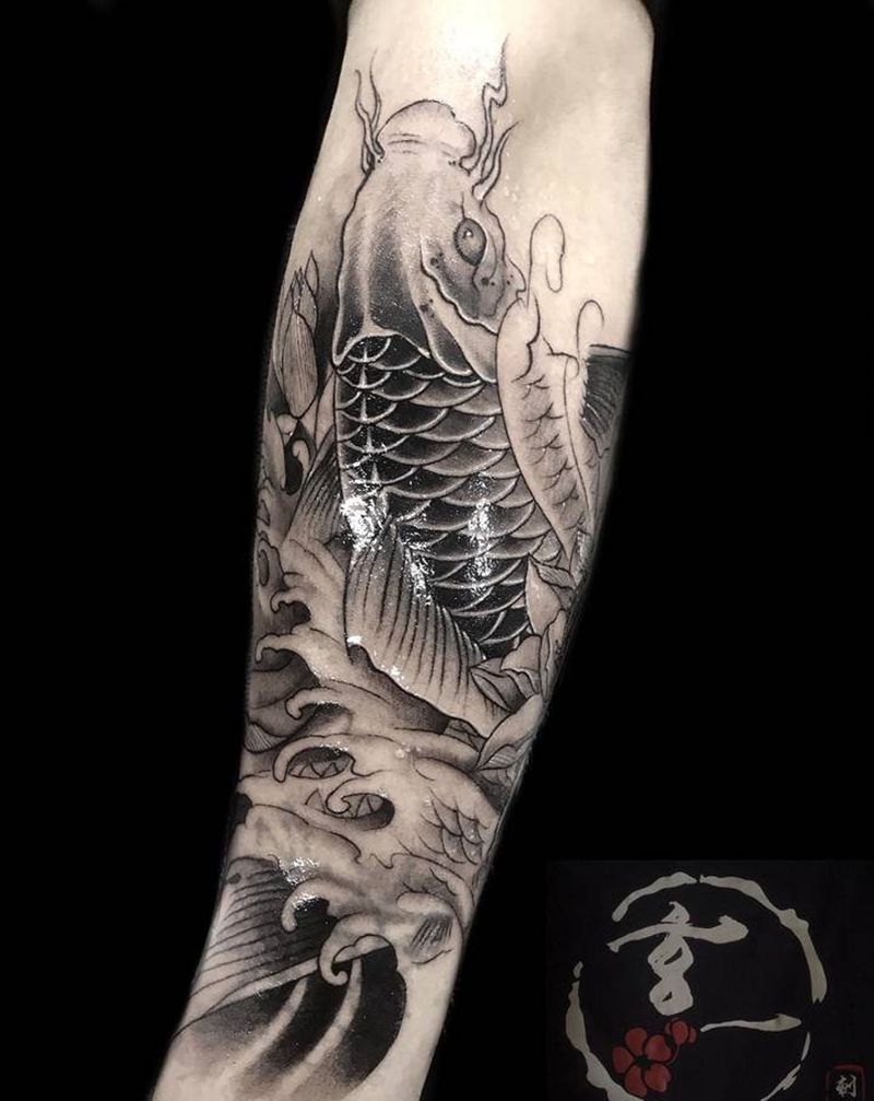 鲤鱼遮盖纹身图片_手臂纹身图案