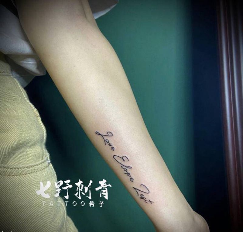 小花体纹身图片_手臂纹身图案