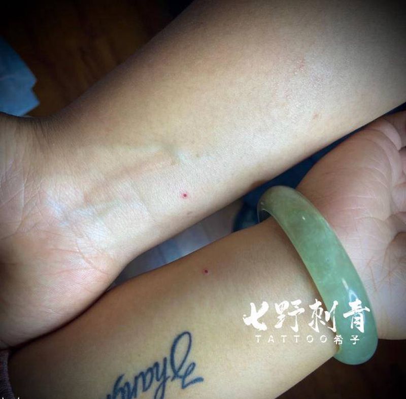 朱砂痣纹身图片_手臂纹身图案