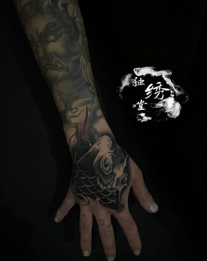 手面鱼纹身图片_手部新传统纹身图案