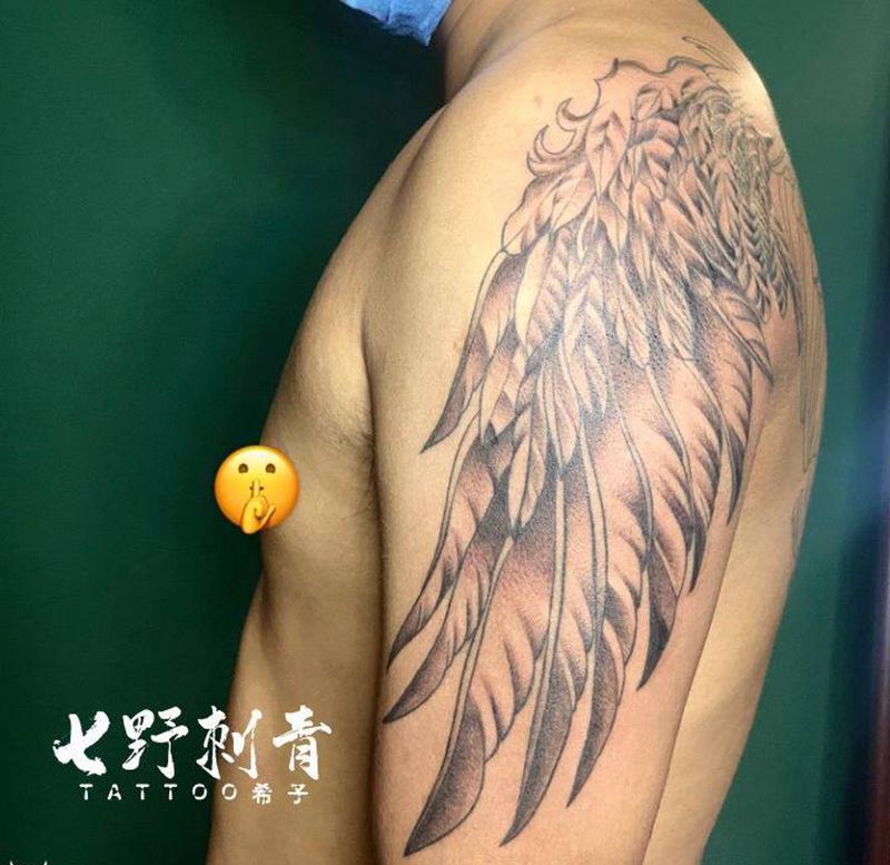 翅膀纹身图片_手臂背部纹身图案