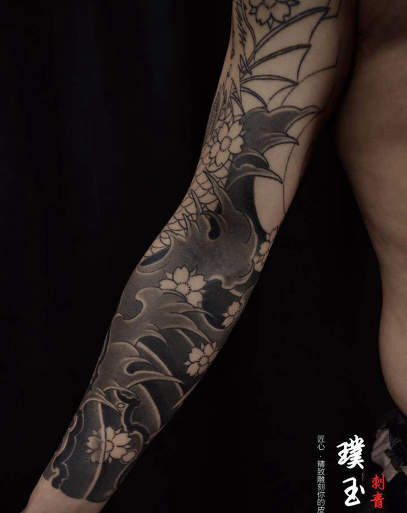 传统纹身图片_手臂老传统鱼樱花纹身图案