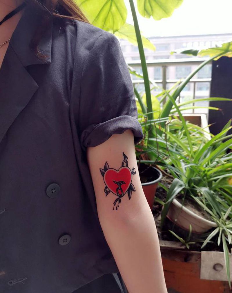 ❤纹身图片_手臂Old School心纹身图案