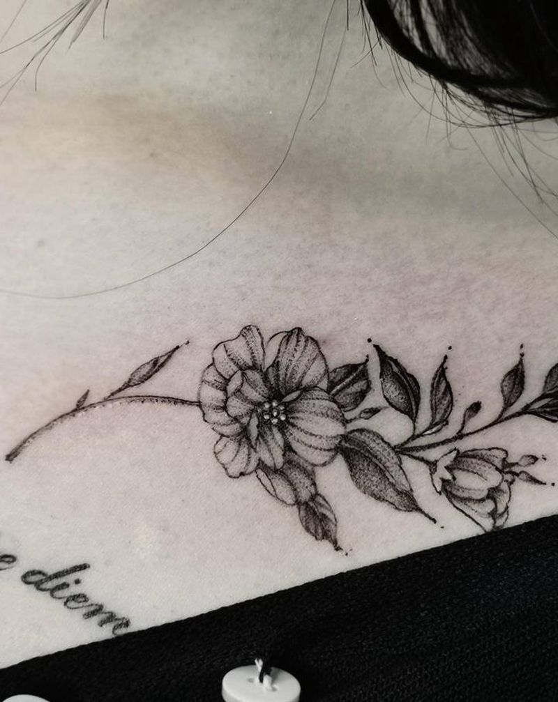 芳华纹身图片_肩部点刺素花纹身图案