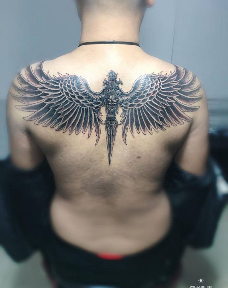 翅膀纹身图片_背部新传统纹身图案
