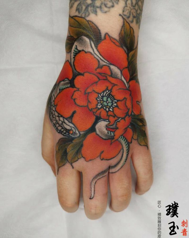 无滤镜的恢复过程纹身图片_手部老传统牡丹蛇纹身图案