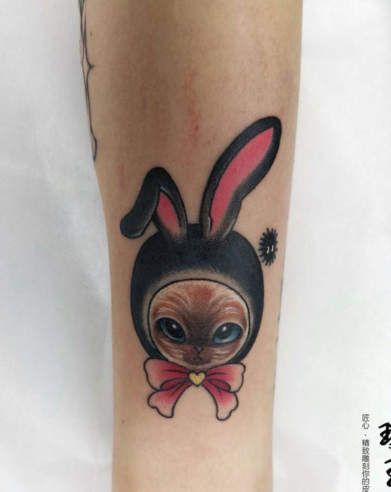 带着兔帽的猫纹身图片_手臂New School猫纹身图案