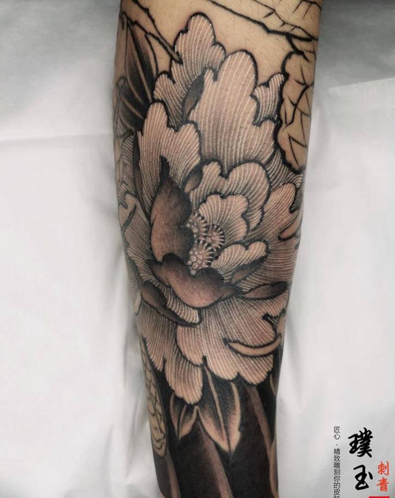 牡丹纹身图片_腿部新传统牡丹纹身图案