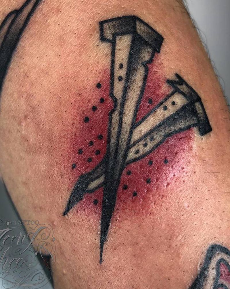 钉子纹身图片_手臂Old School纹身图案