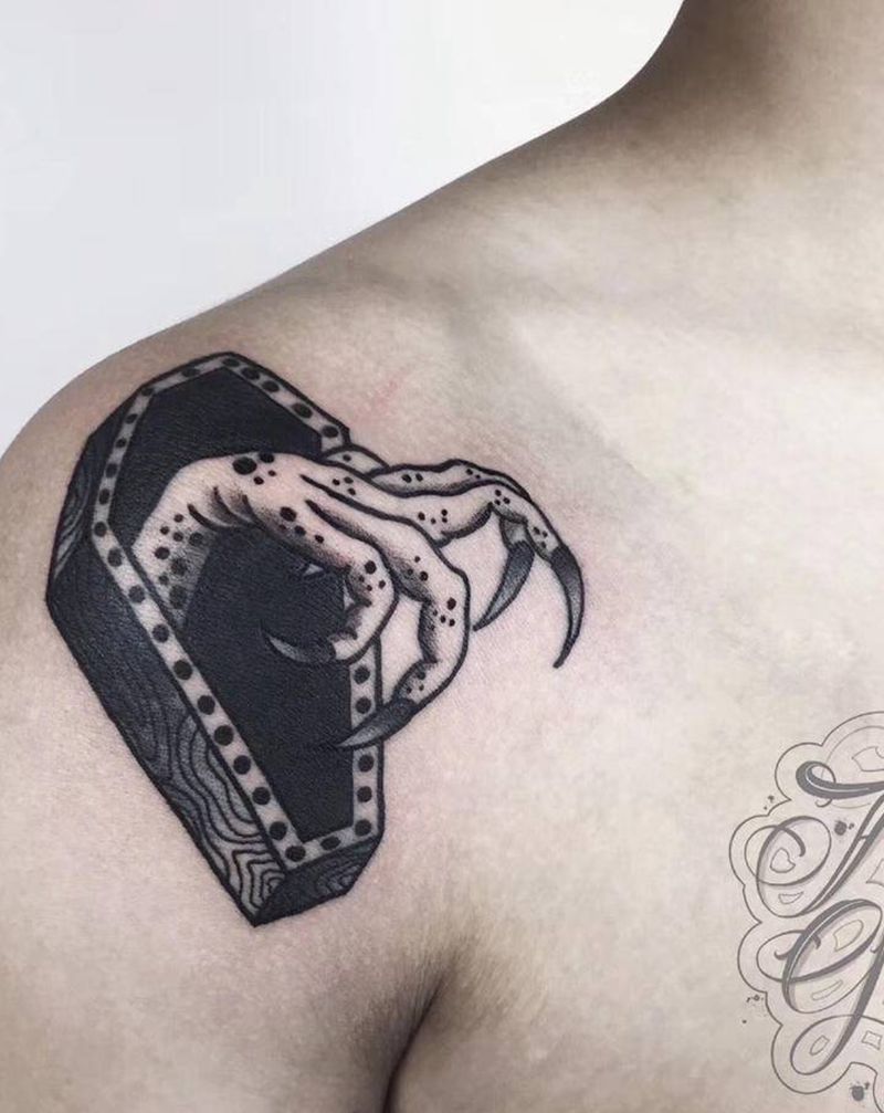 鬼手纹身图片_胸部Old School纹身图案