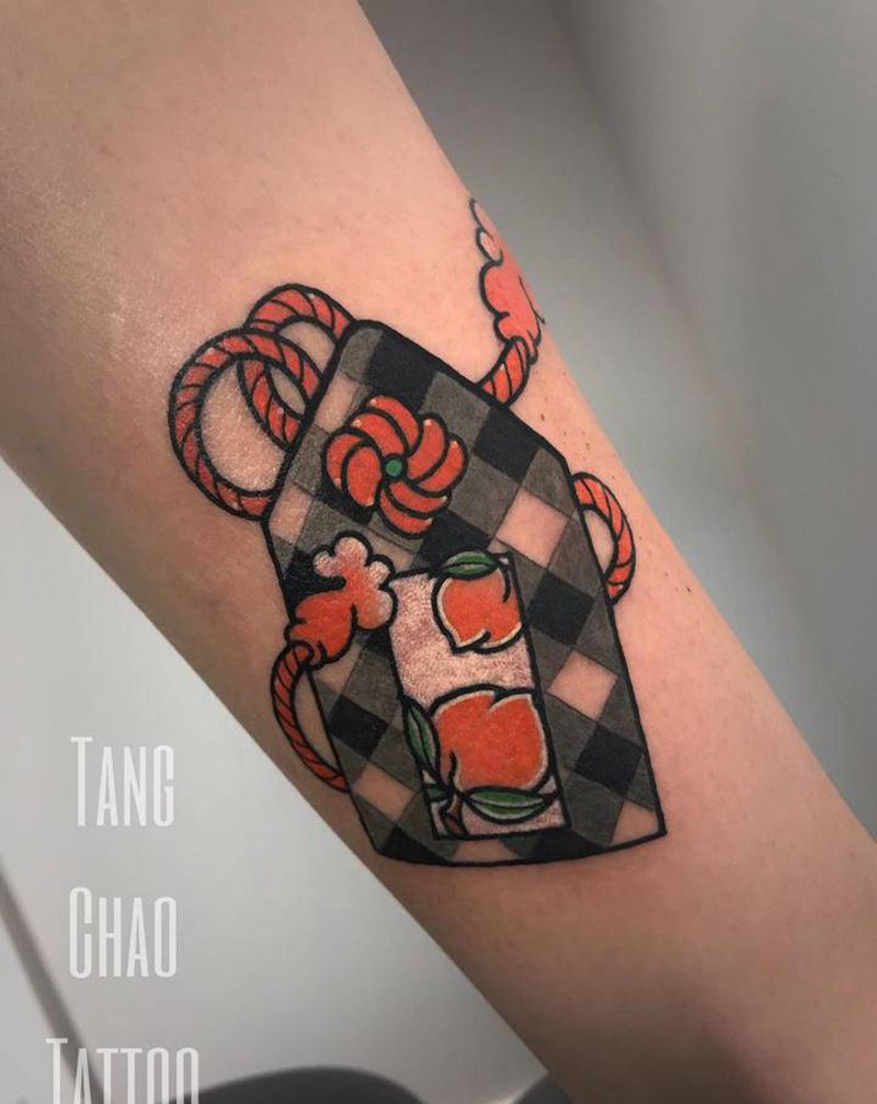 御守仙桃纹身图片_腿部新传统纹身图案