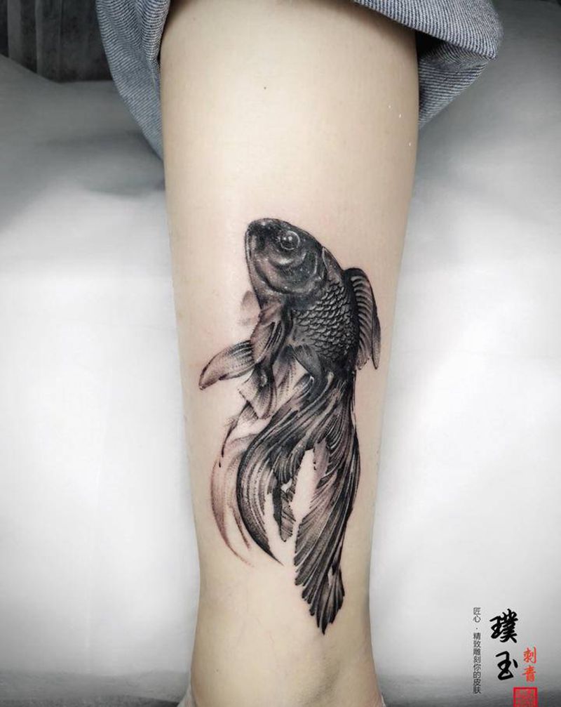 金鱼纹身图片_腿部欧美写实金鱼纹身图案