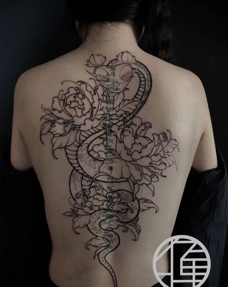 蛇纹身图片_背部新传统蛇纹身图案