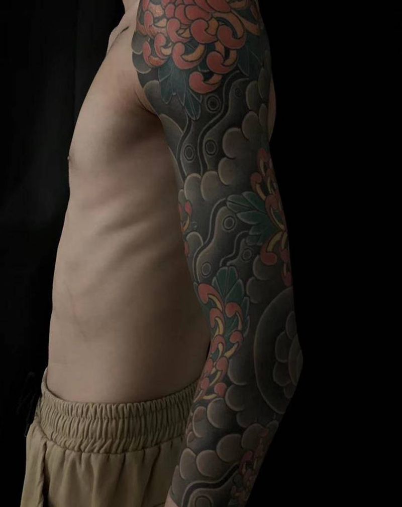 圆叁刺纹身图片_手臂老传统菊花纹身图案