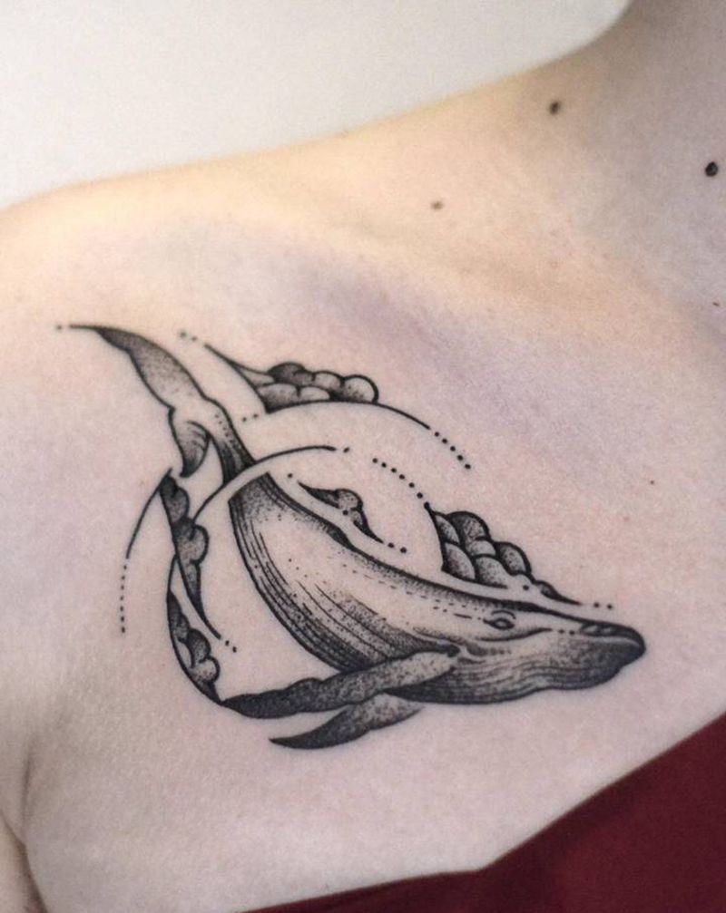 鲸鱼纹身图片_肩部胸部几何点刺纹身图案