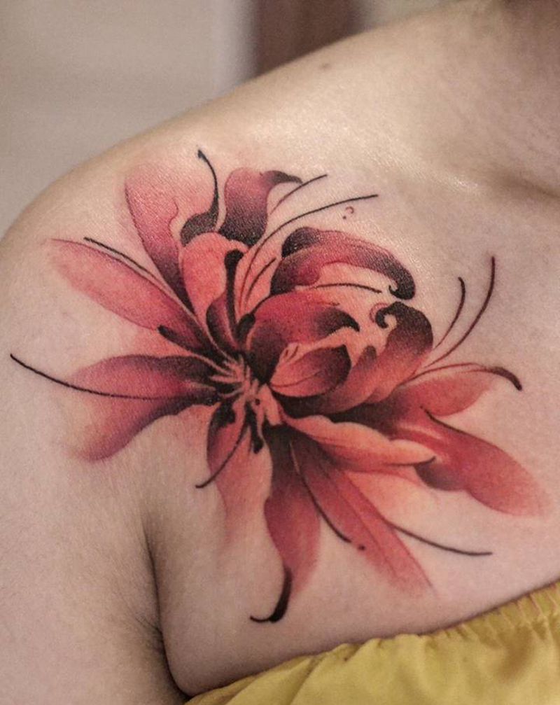 彼岸花纹身图片_胸部肩部水彩水墨纹身图案