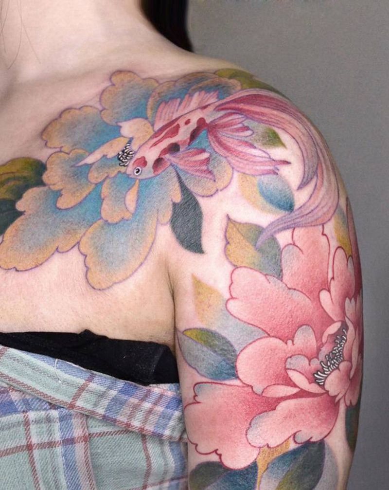 鱼、牡丹纹身图片_肩部手臂水彩纹身图案