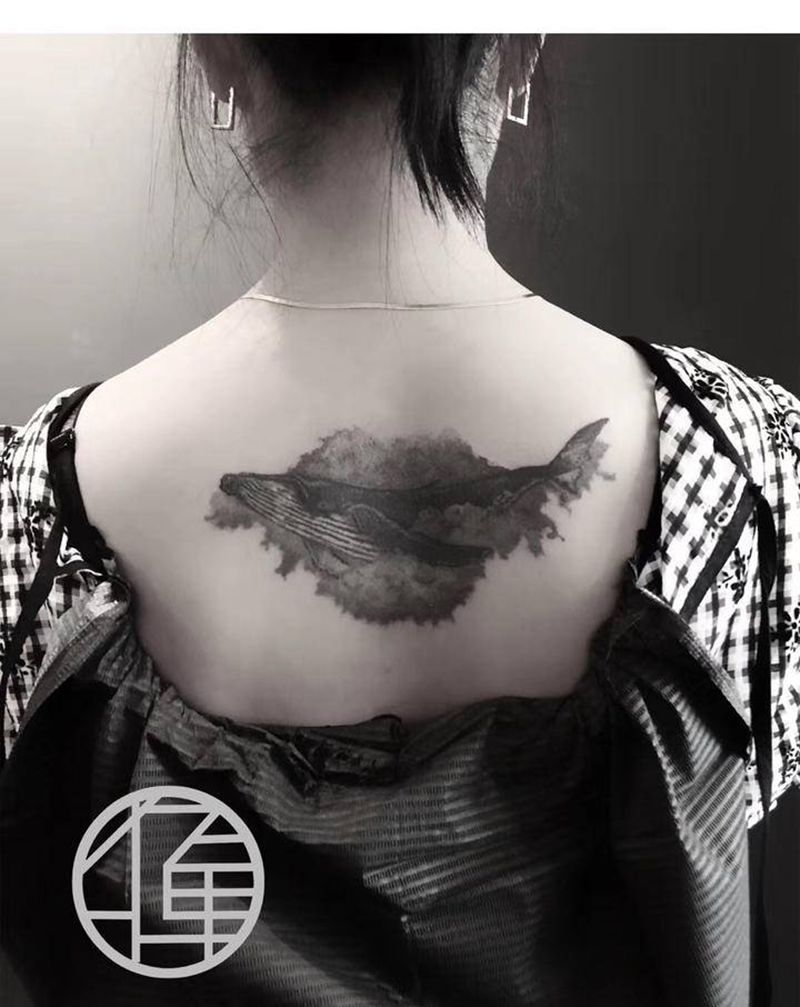 云中鲸纹身图片_背部遮盖纹身图案