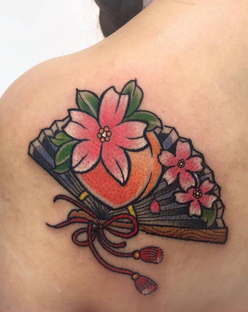 花扇儿纹身图片_背部新传统纹身图案