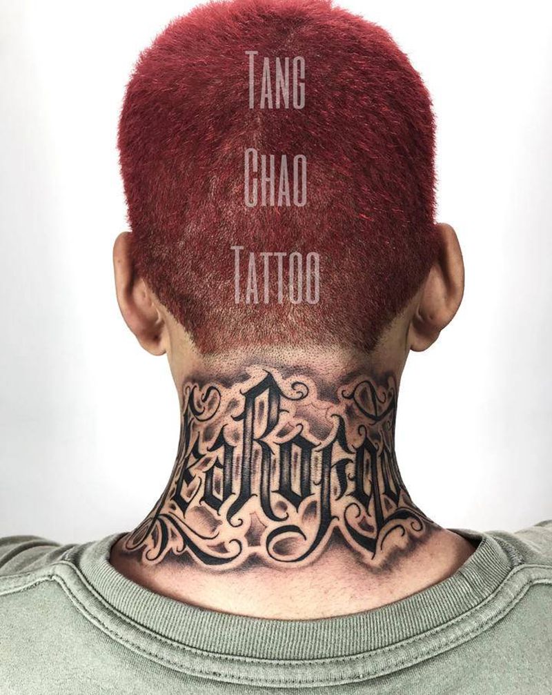 敬畏纹身图片_颈部花体字纹身图案