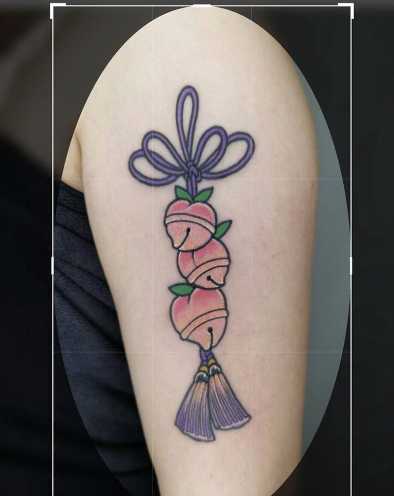 桃子铃铛纹身图片_手臂老传统桃子铃铛纹身图案