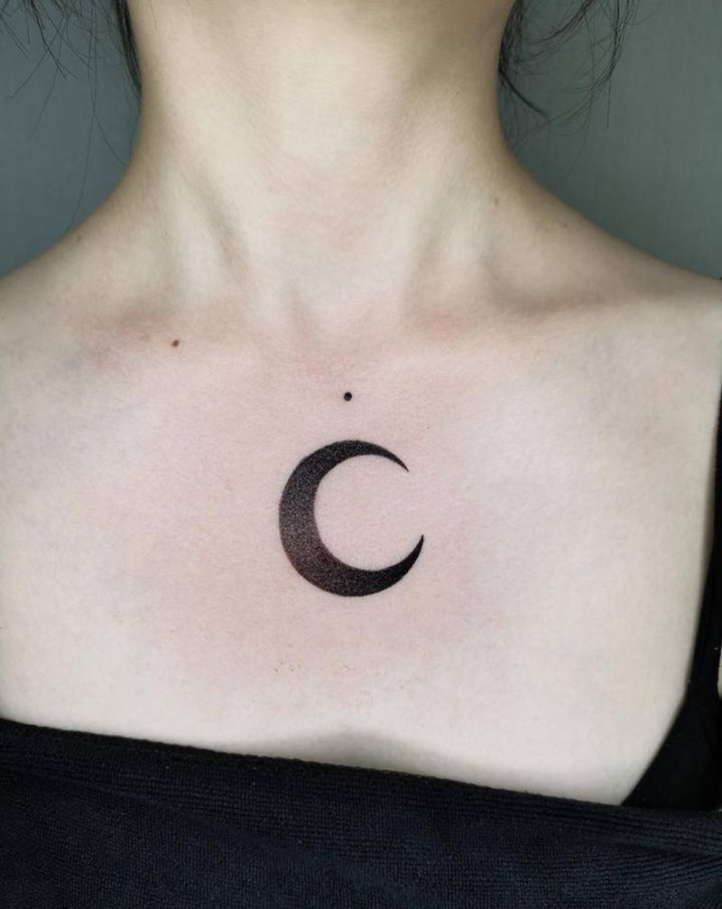 月亮纹身图片_胸部点刺月亮纹身图案