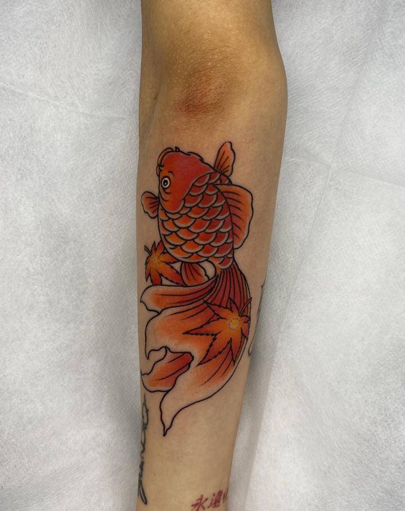 金鱼纹身图片_手臂老传统金鱼纹身图案