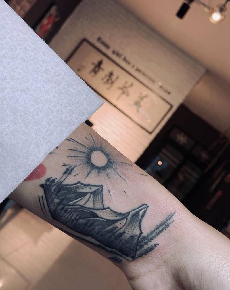 最近o纹身图片_颈部背部点刺新传统纹身图案