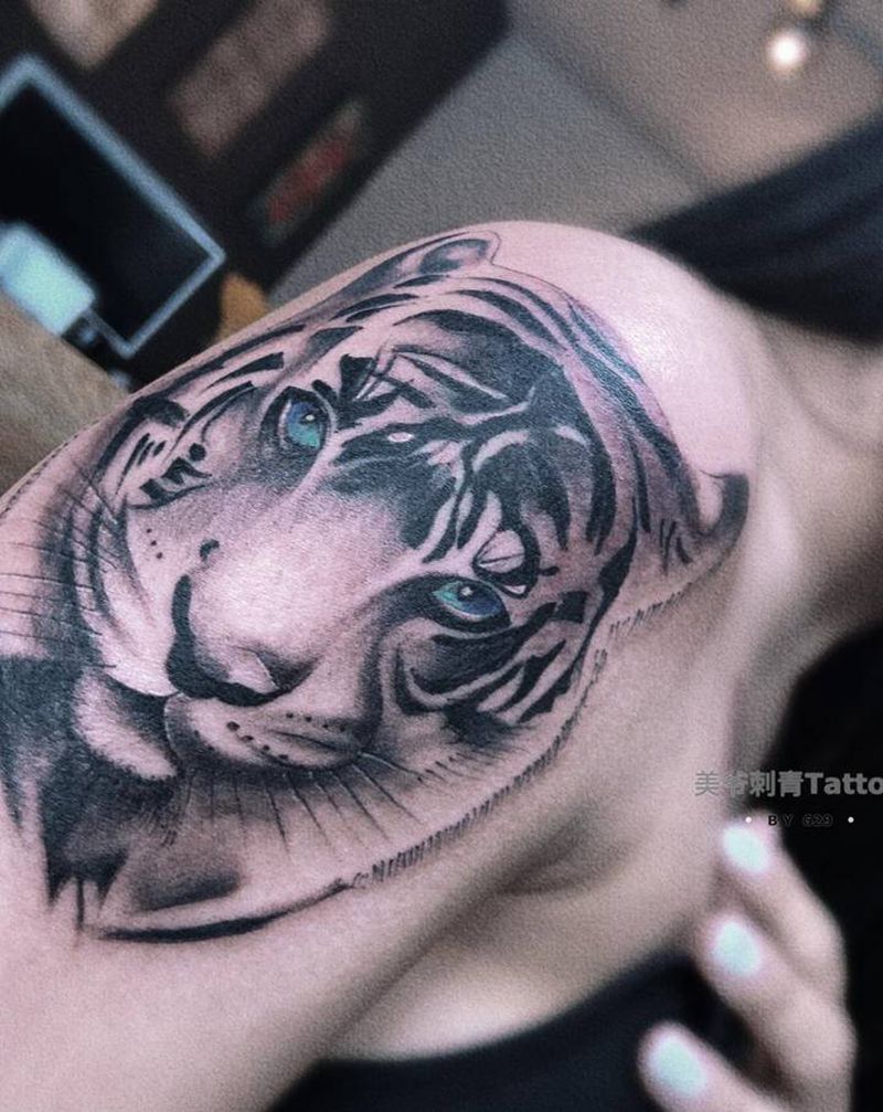 最近作品纹身图片_肩部臀部新传统欧美写实纹身图案