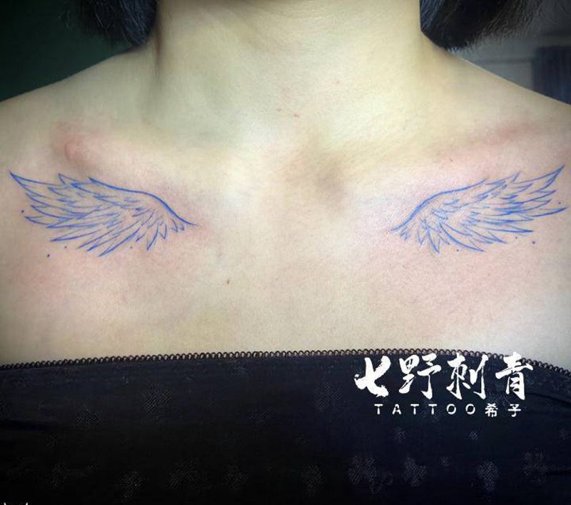 蓝色翅膀纹身图片_胸部纹身图案