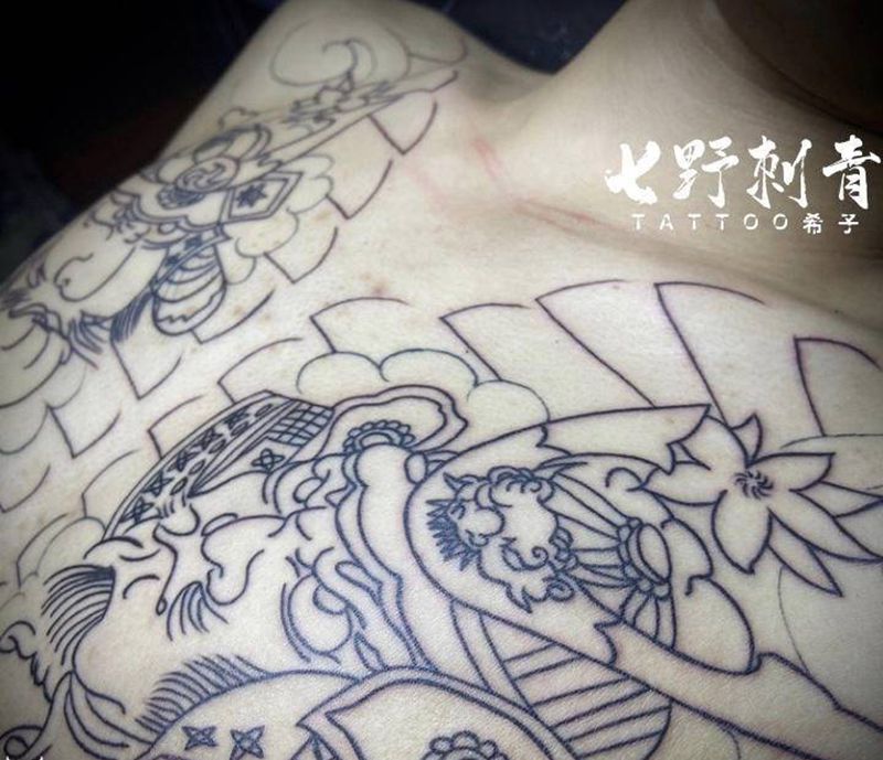 老传统线条纹身图片_胸部腹部老传统纹身图案