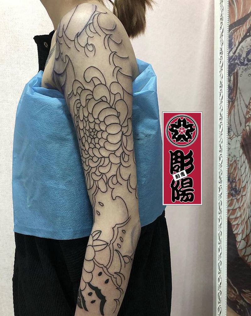 菊花臂未完，最后来一张雾面特写纹身图片_老传统纹身图案