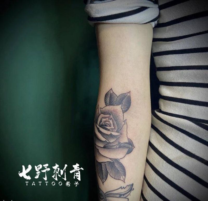 玫瑰纹身图片_手臂纹身图案