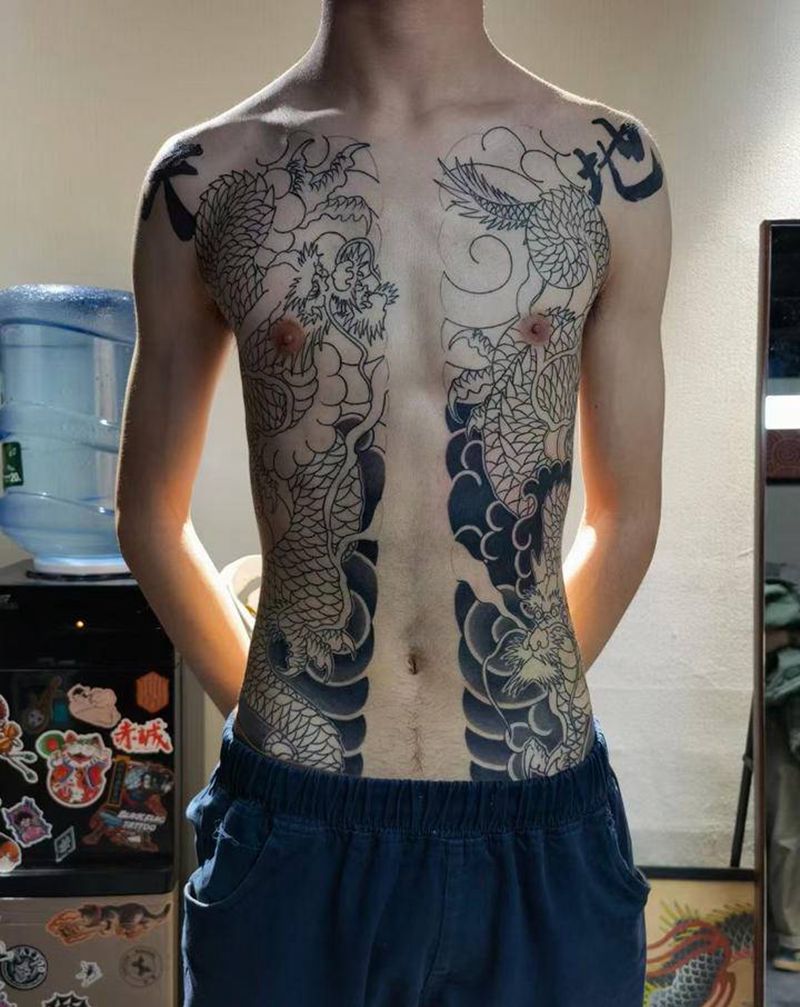 小哥是海尔兄弟天地会的粉丝纹身图片_胸部腹部老传统龙开衫纹身图案