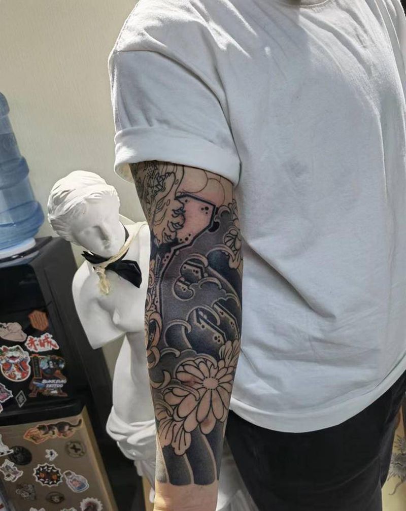 圆三作品，未完纹身图片_手臂老传统虎菊纹身图案