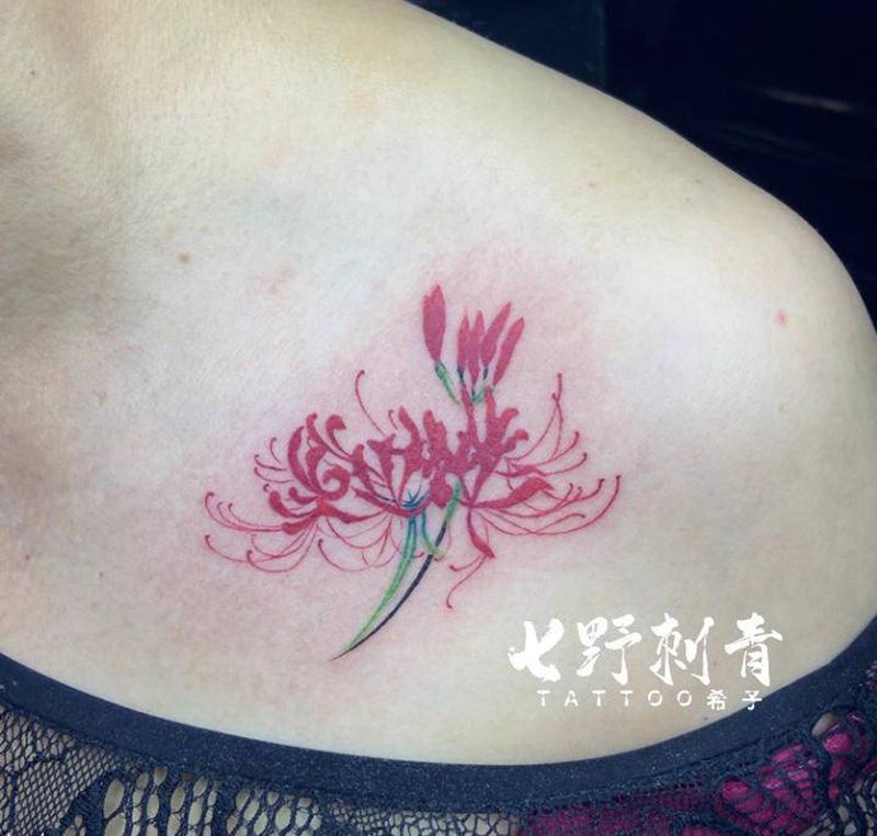 彼岸花纹身图片_颈部纹身图案